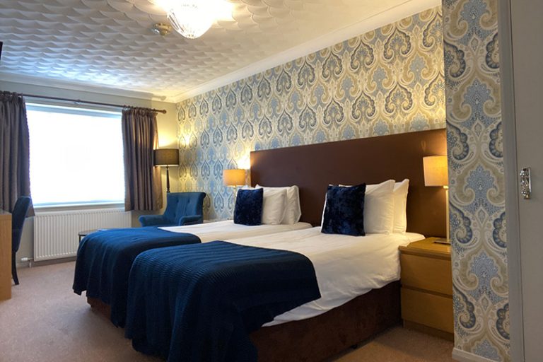 king twin hotel room cromer 768x512