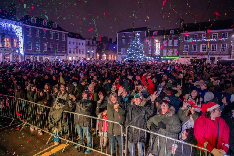 KL Xmas Lights turned on crowd 8 768x512
