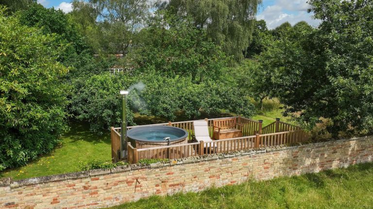 Hot Tub Lloyd Birch 768x432