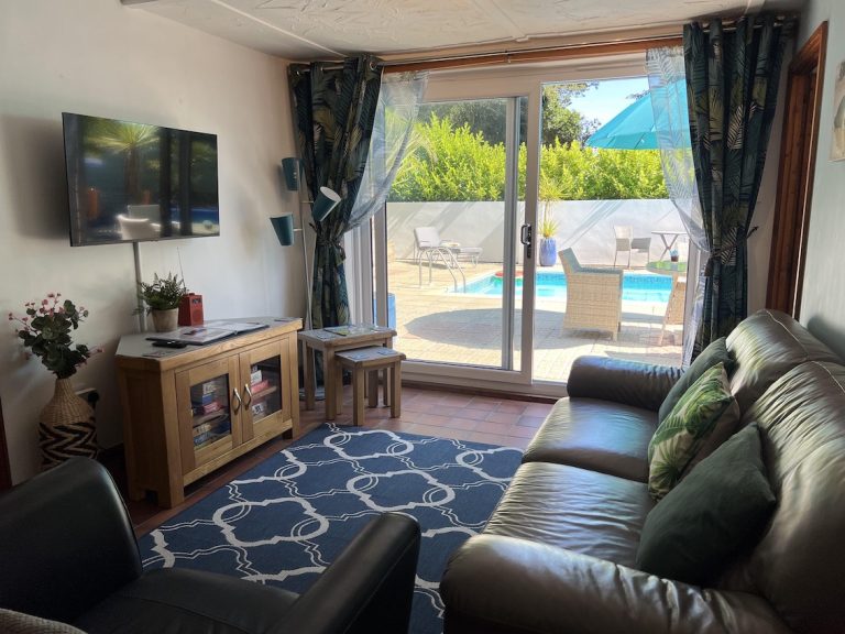 Poolside out to pool 2 768x576