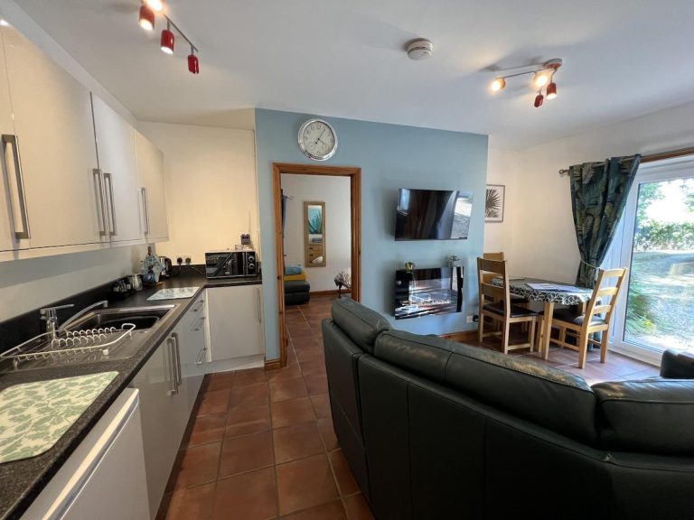 Woodside Lounge 768x576