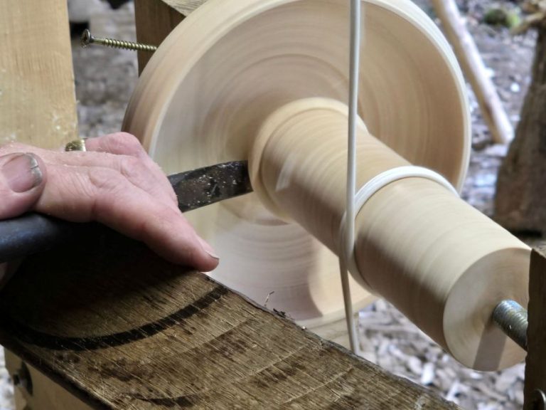 Using a chisel to shape the bowl 890 768x576